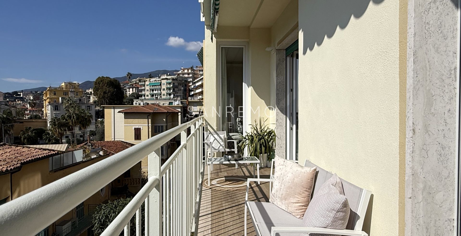 Fully renovated apartment with a pleasant outdoor space