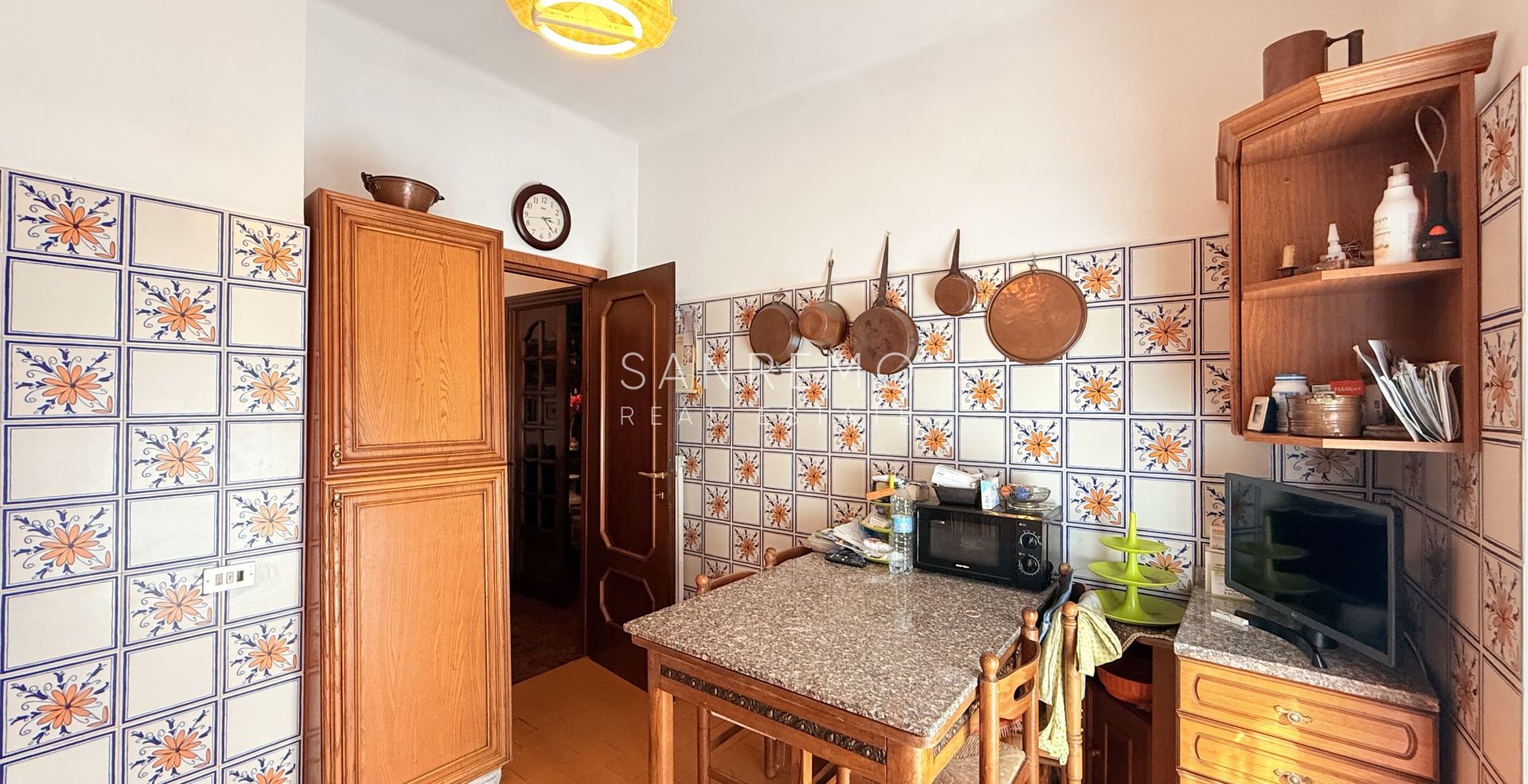 Three-room apartment with balcony and partial sea view in the Baragallo area