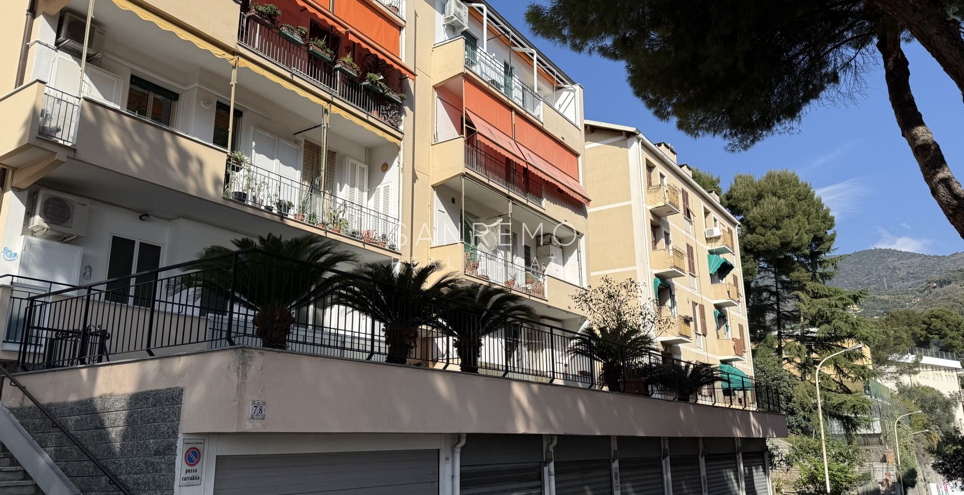 Three-room apartment with balcony and partial sea view in the Baragallo area