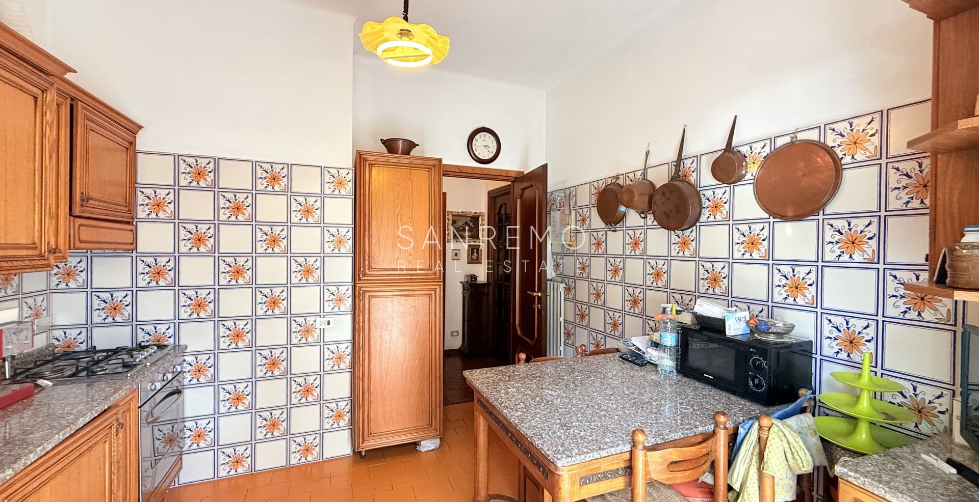 Three-room apartment with balcony and partial sea view in the Baragallo area