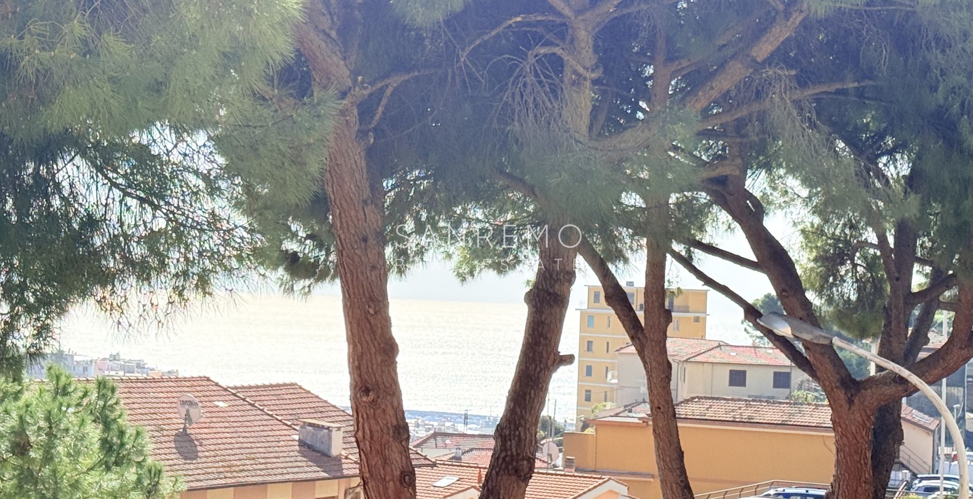 Three-room apartment with balcony and partial sea view in the Baragallo area