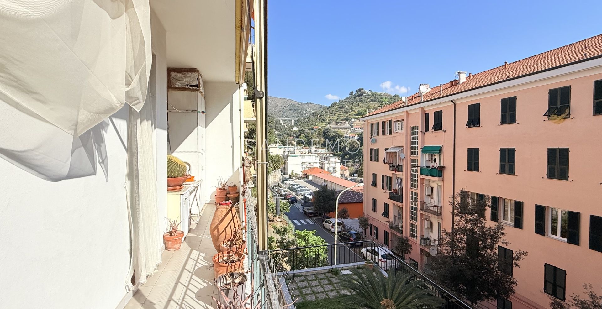Three-room apartment with balcony and partial sea view in the Baragallo area