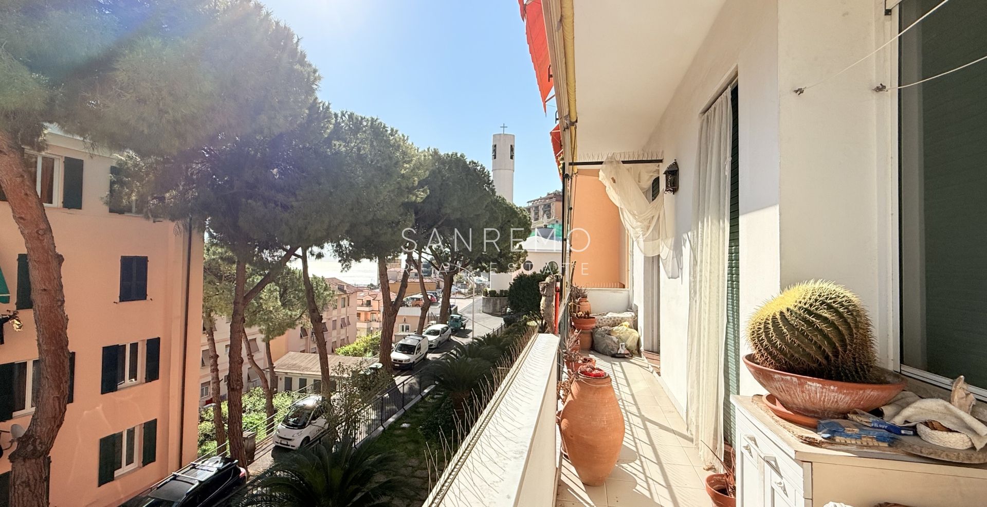 Three-room apartment with balcony and partial sea view in the Baragallo area