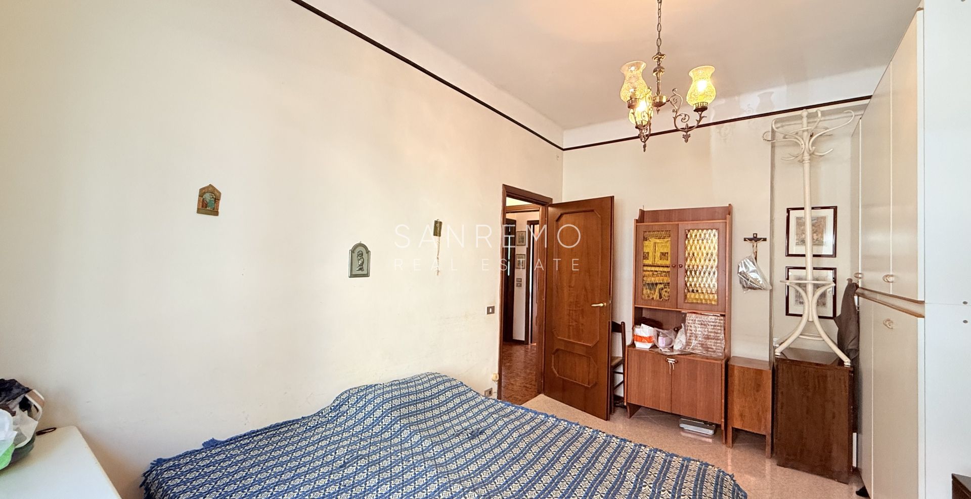 Three-room apartment with balcony and partial sea view in the Baragallo area