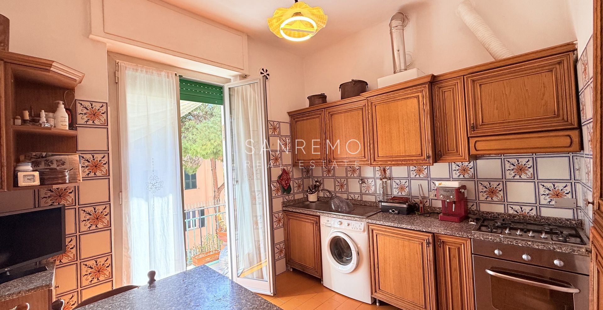 Three-room apartment with balcony and partial sea view in the Baragallo area