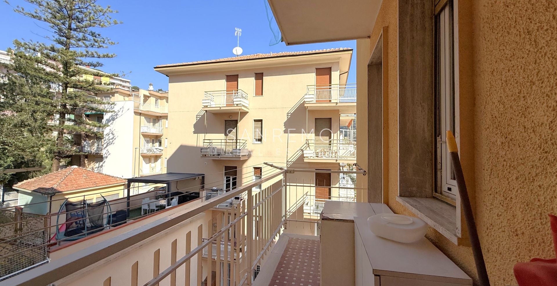 Bright apartment with sea view, just a few steps from Villa Ormond