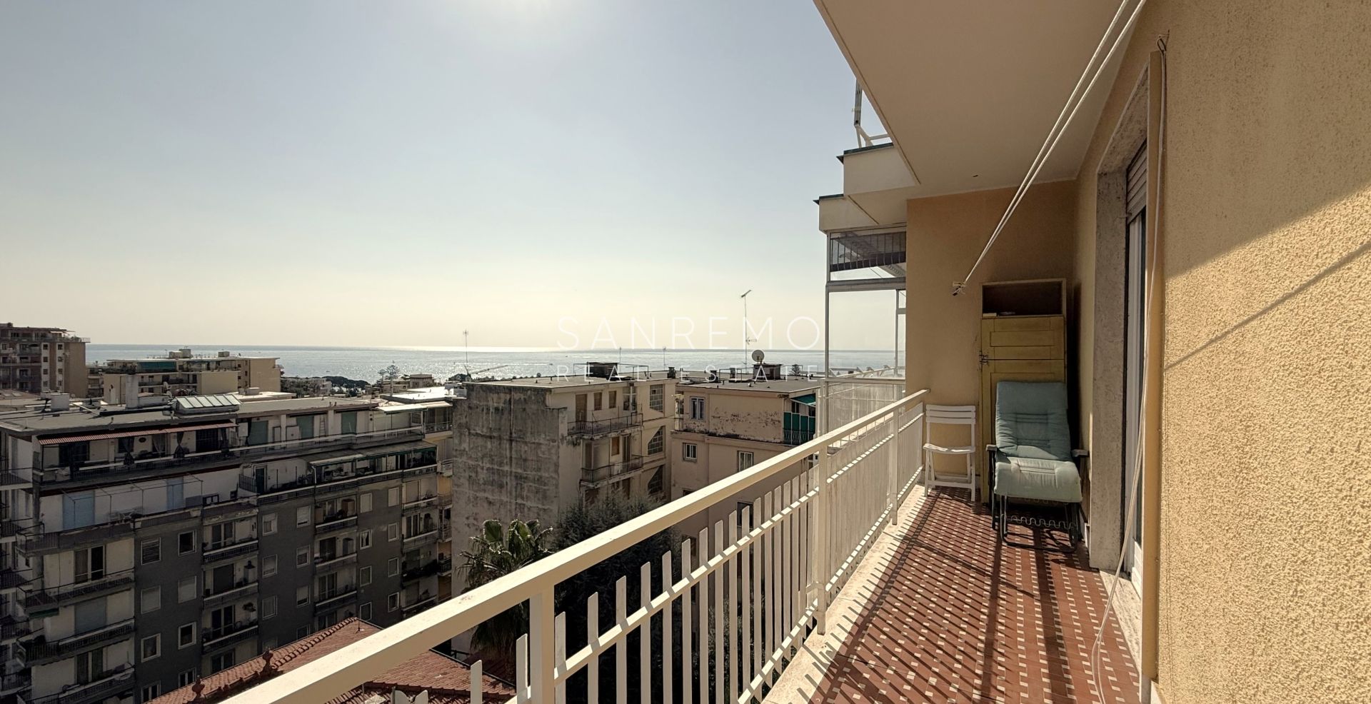 Bright apartment with sea view, just a few steps from Villa Ormond