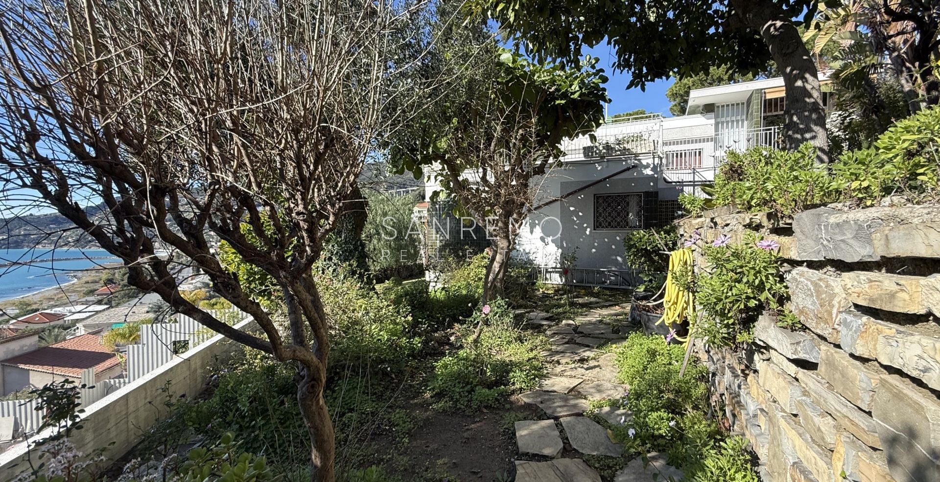 Splendid villa surrounded by a private garden and enhanced by a magnificent sea view