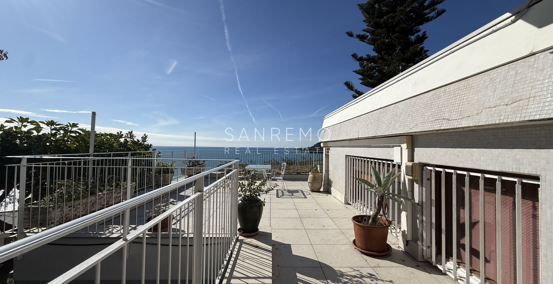 Splendid villa surrounded by a private garden and enhanced by a magnificent sea view