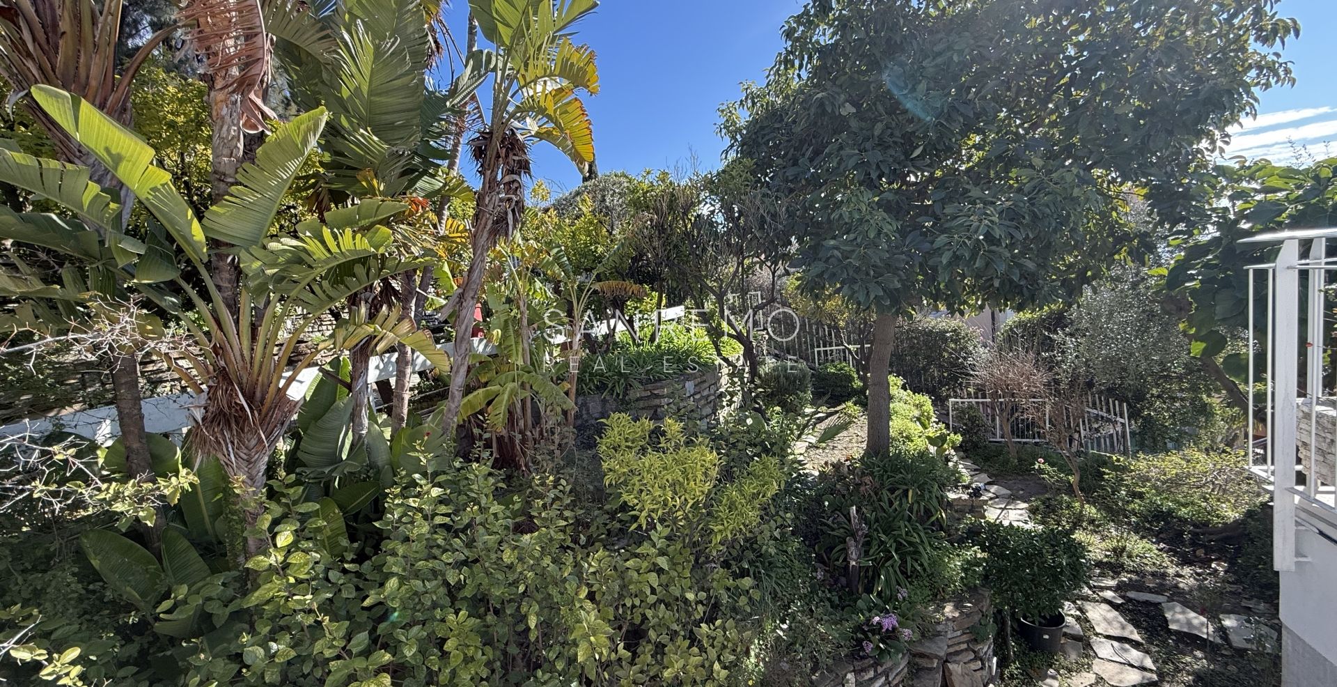 Splendid villa surrounded by a private garden and enhanced by a magnificent sea view