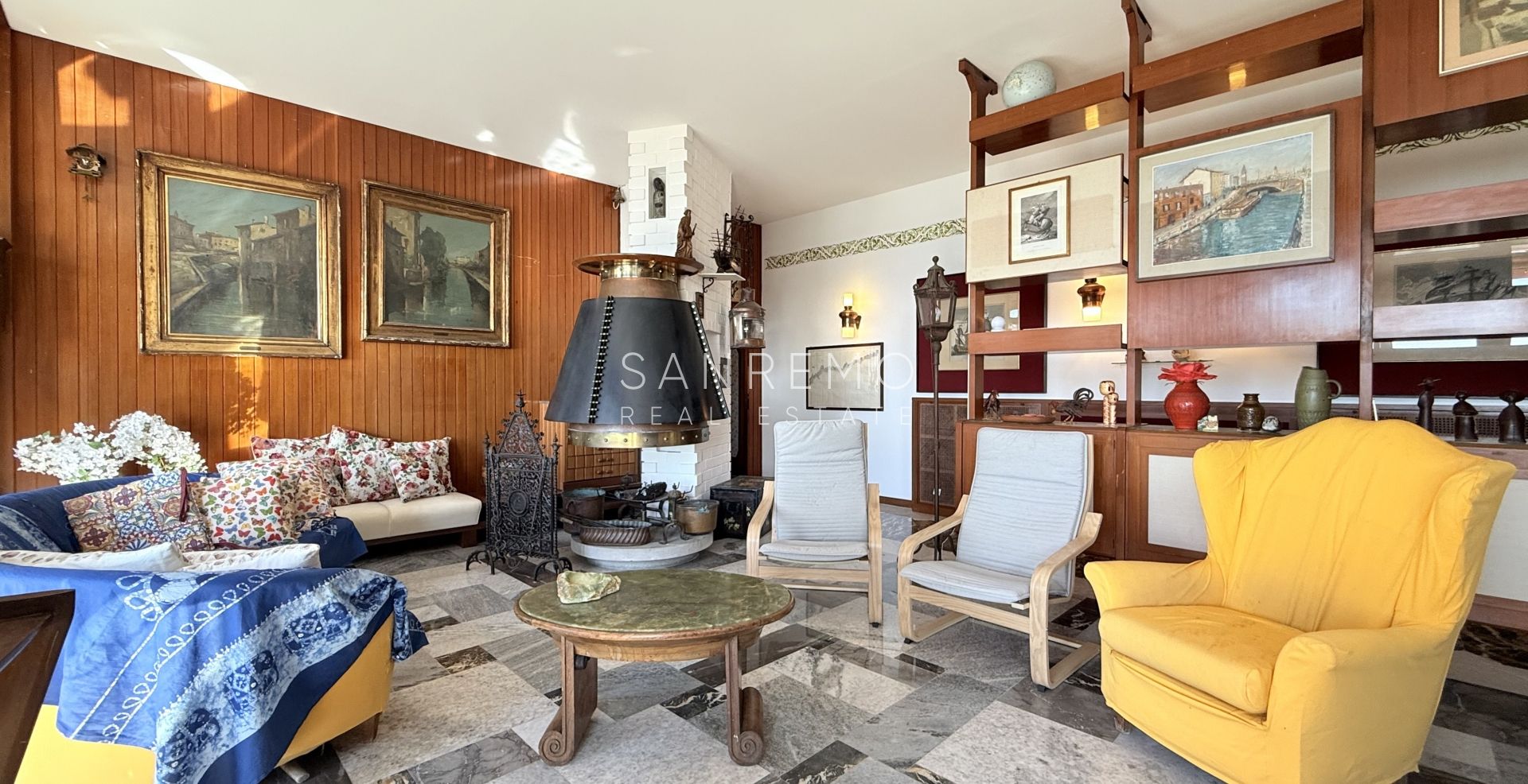 Splendid villa surrounded by a private garden and enhanced by a magnificent sea view