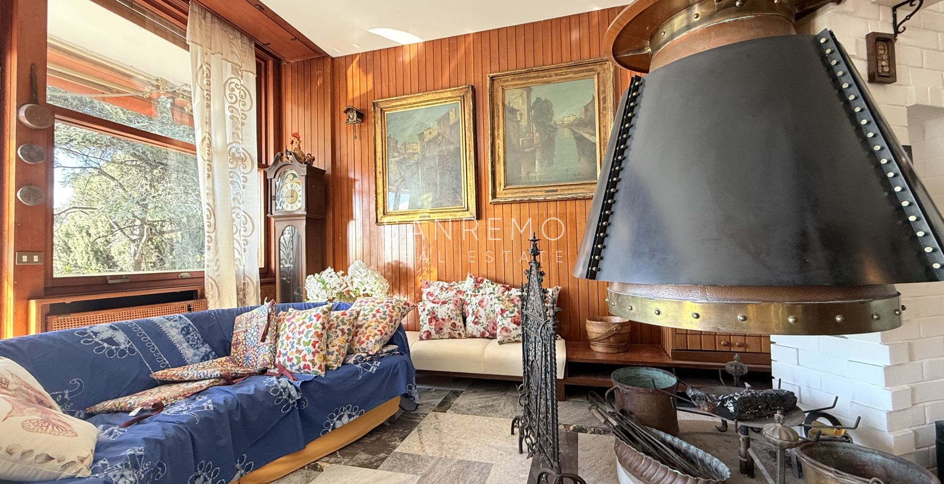 Splendid villa surrounded by a private garden and enhanced by a magnificent sea view