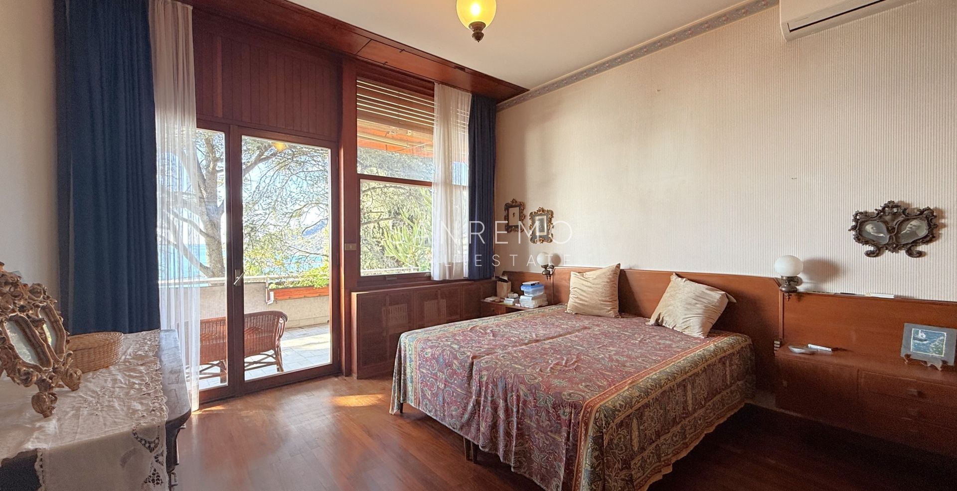 Splendid villa surrounded by a private garden and enhanced by a magnificent sea view