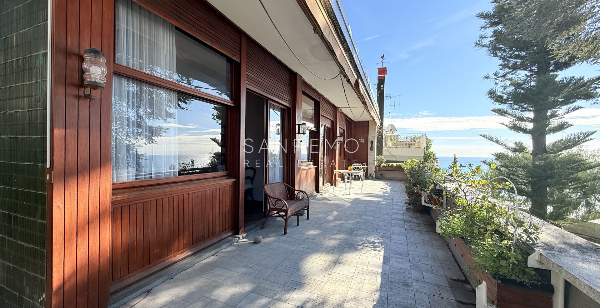 Splendid villa surrounded by a private garden and enhanced by a magnificent sea view