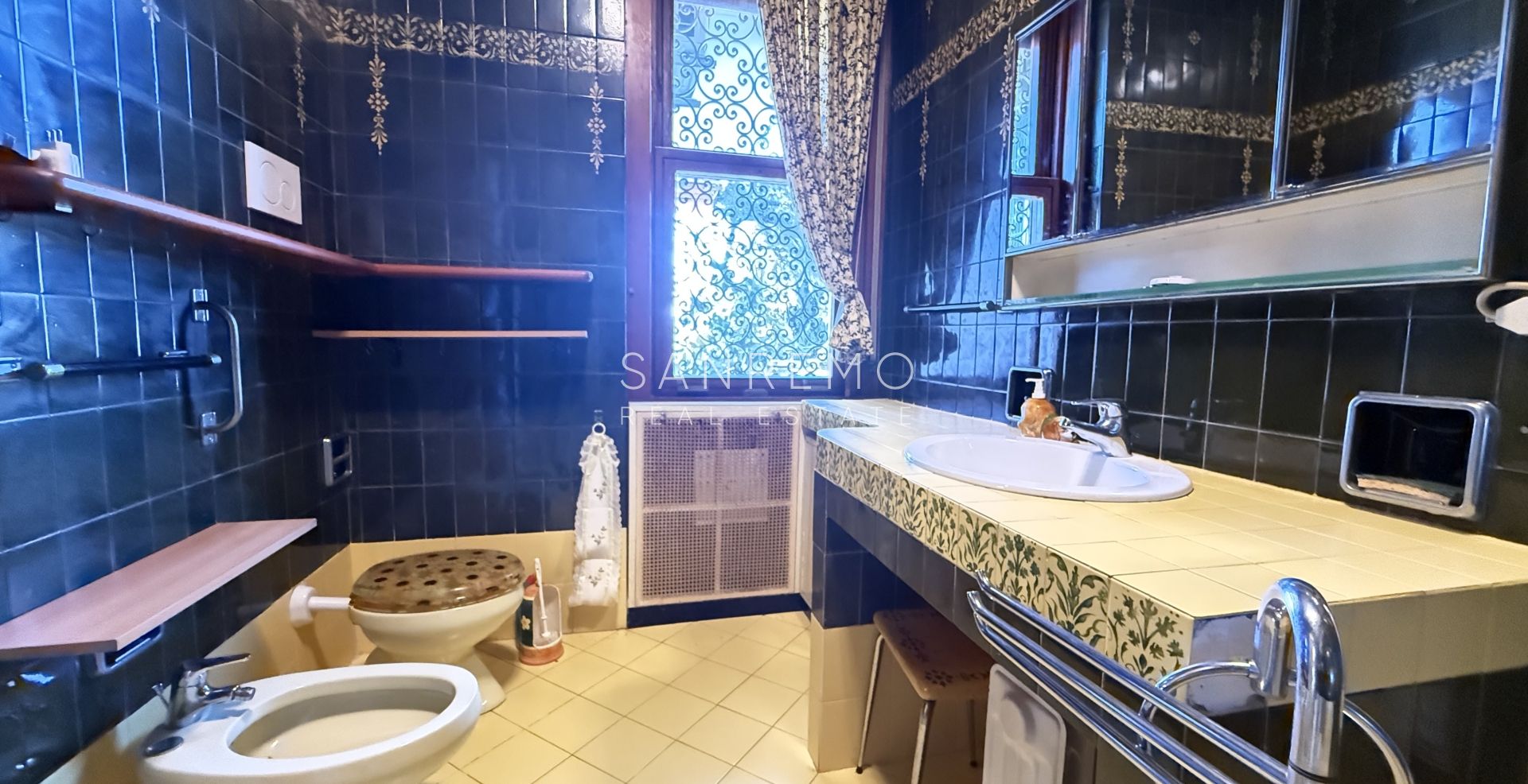 Splendid villa surrounded by a private garden and enhanced by a magnificent sea view