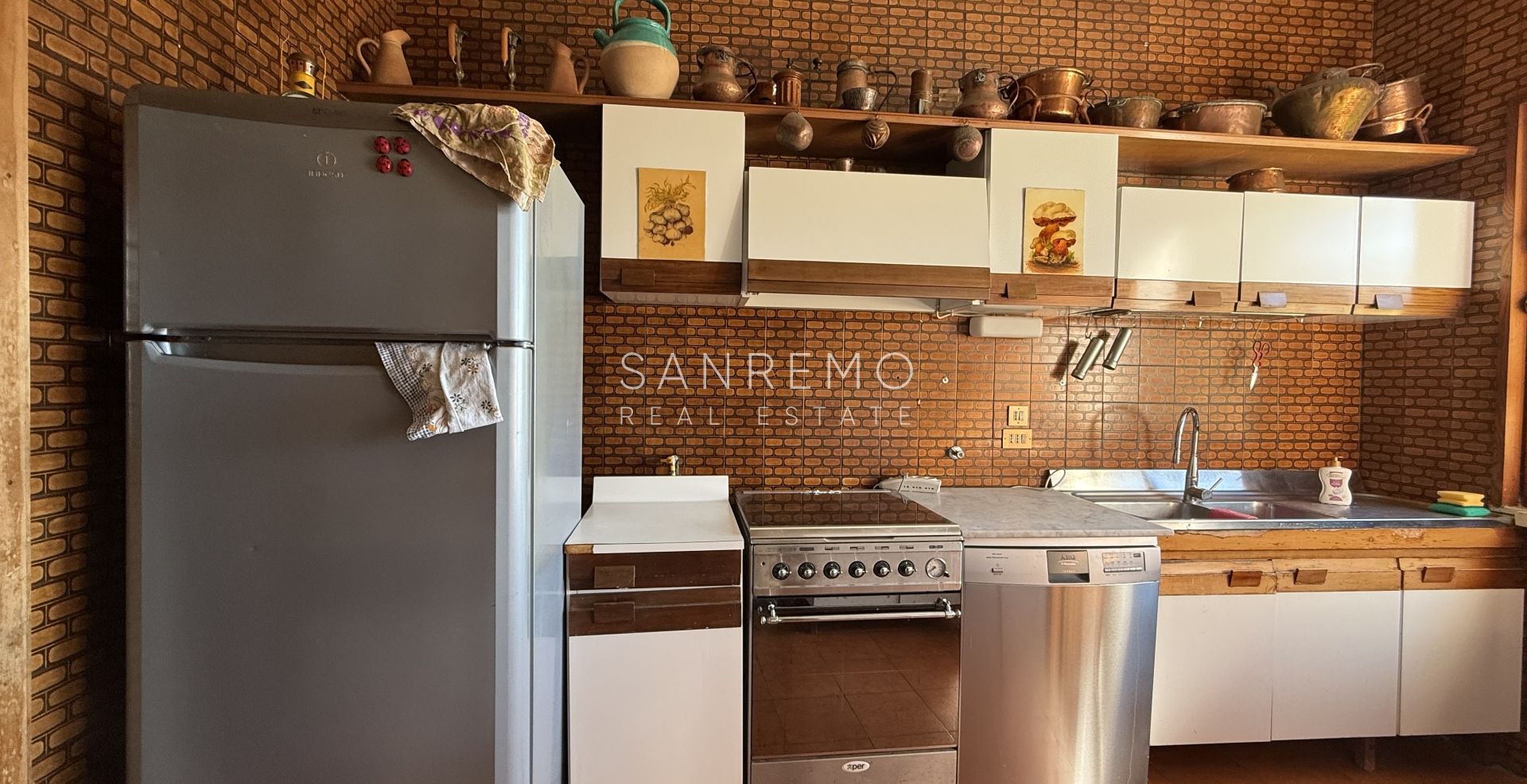 Splendid villa surrounded by a private garden and enhanced by a magnificent sea view