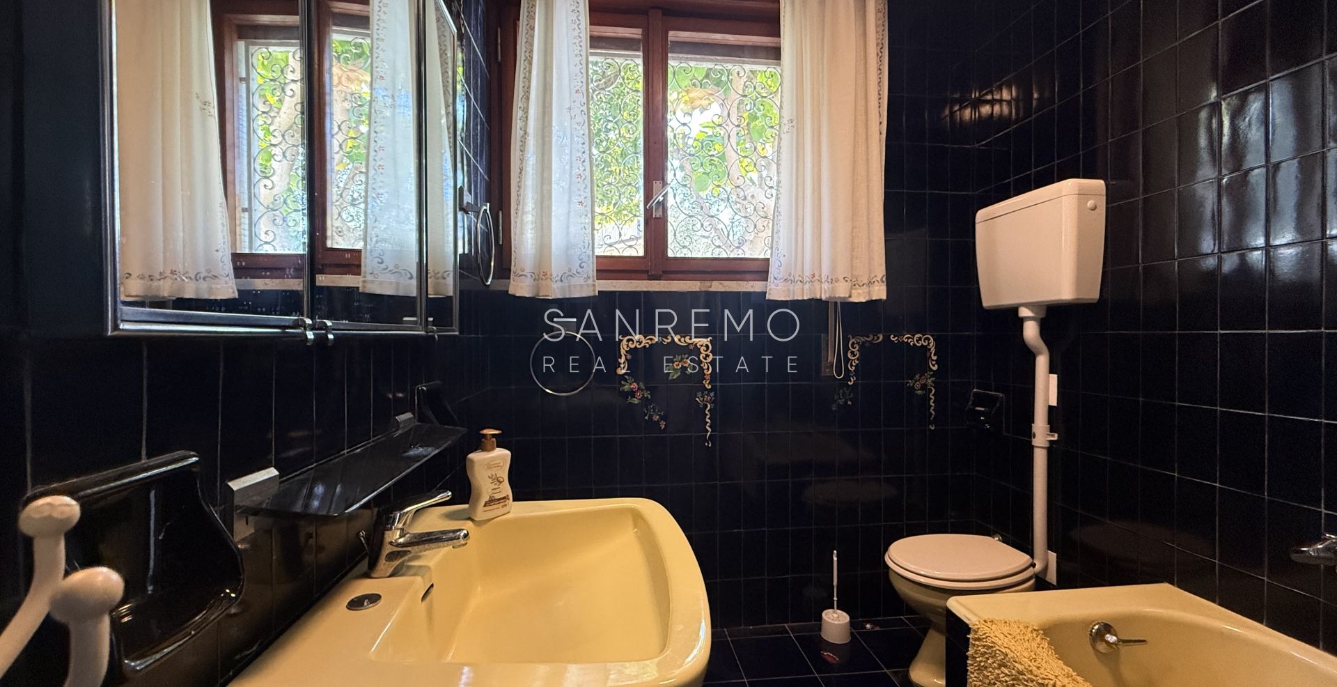 Splendid villa surrounded by a private garden and enhanced by a magnificent sea view