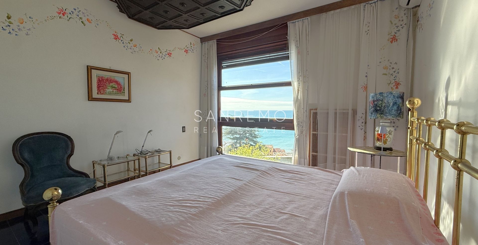 Splendid villa surrounded by a private garden and enhanced by a magnificent sea view