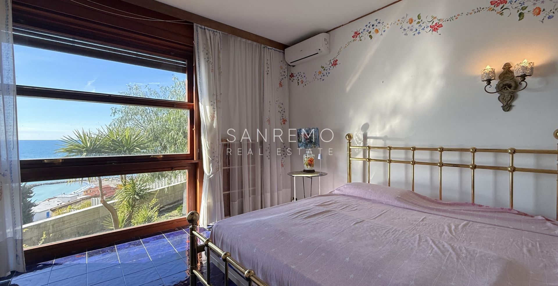 Splendid villa surrounded by a private garden and enhanced by a magnificent sea view