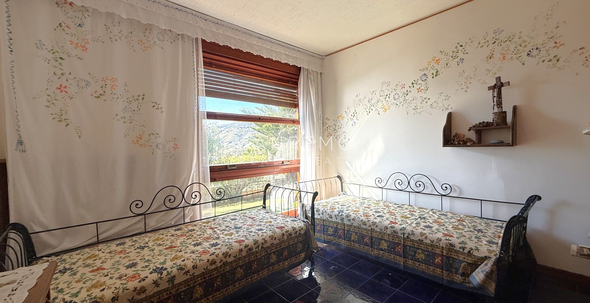 Splendid villa surrounded by a private garden and enhanced by a magnificent sea view