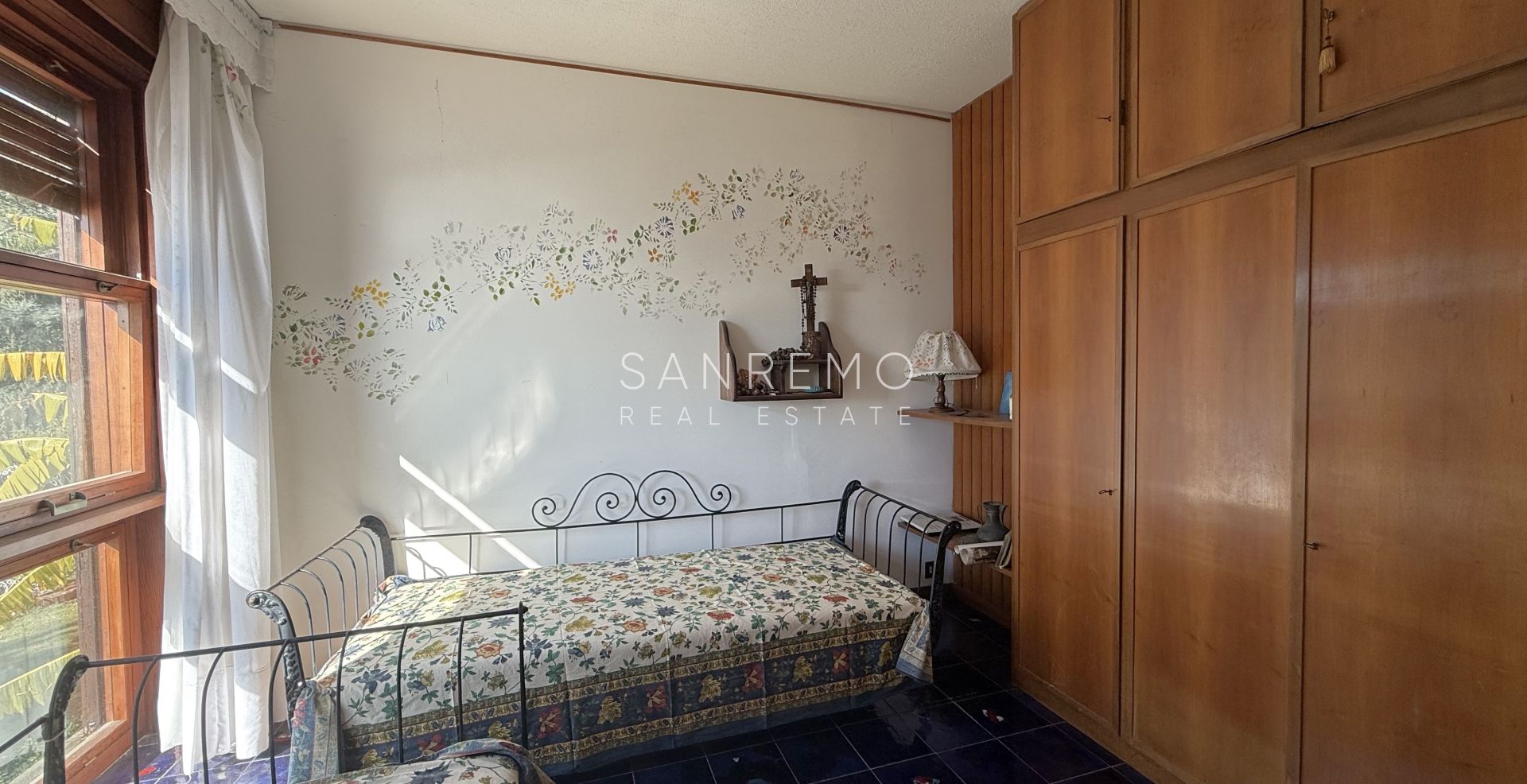 Splendid villa surrounded by a private garden and enhanced by a magnificent sea view