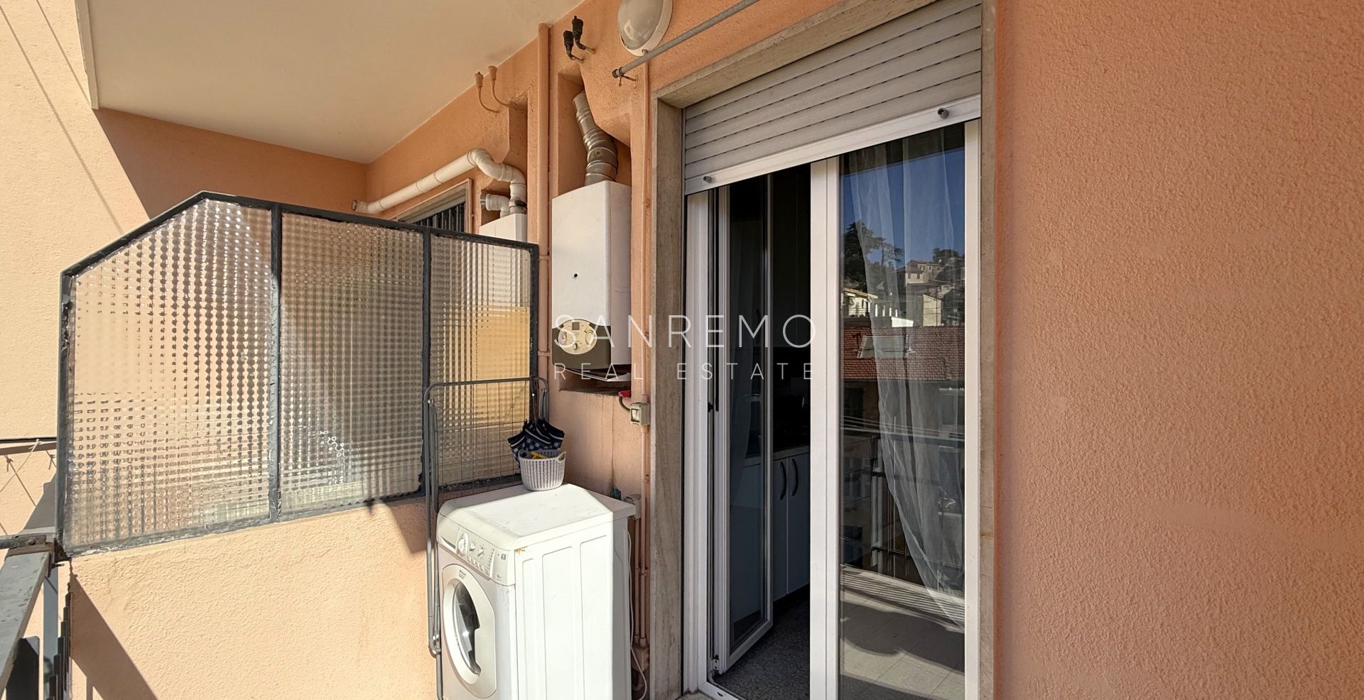 Spacious and bright one-bedroom apartment with a large terrace