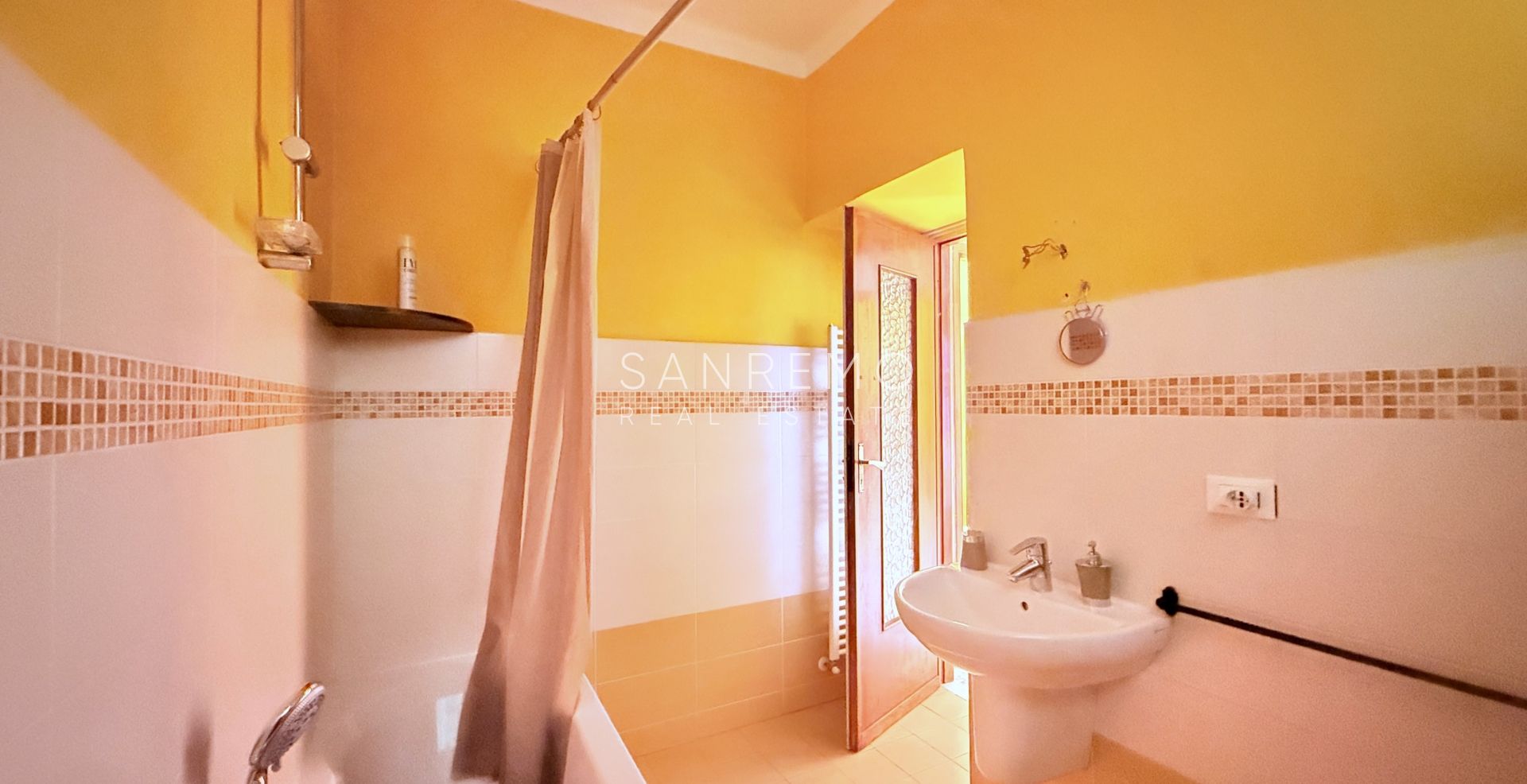 Spacious and bright one-bedroom apartment with a large terrace