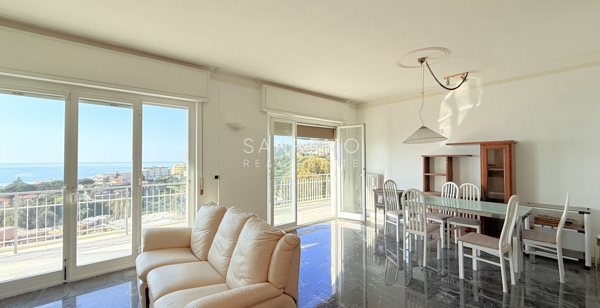 Penthouse in the Solaro area with excellent exposure and a beautiful sea view