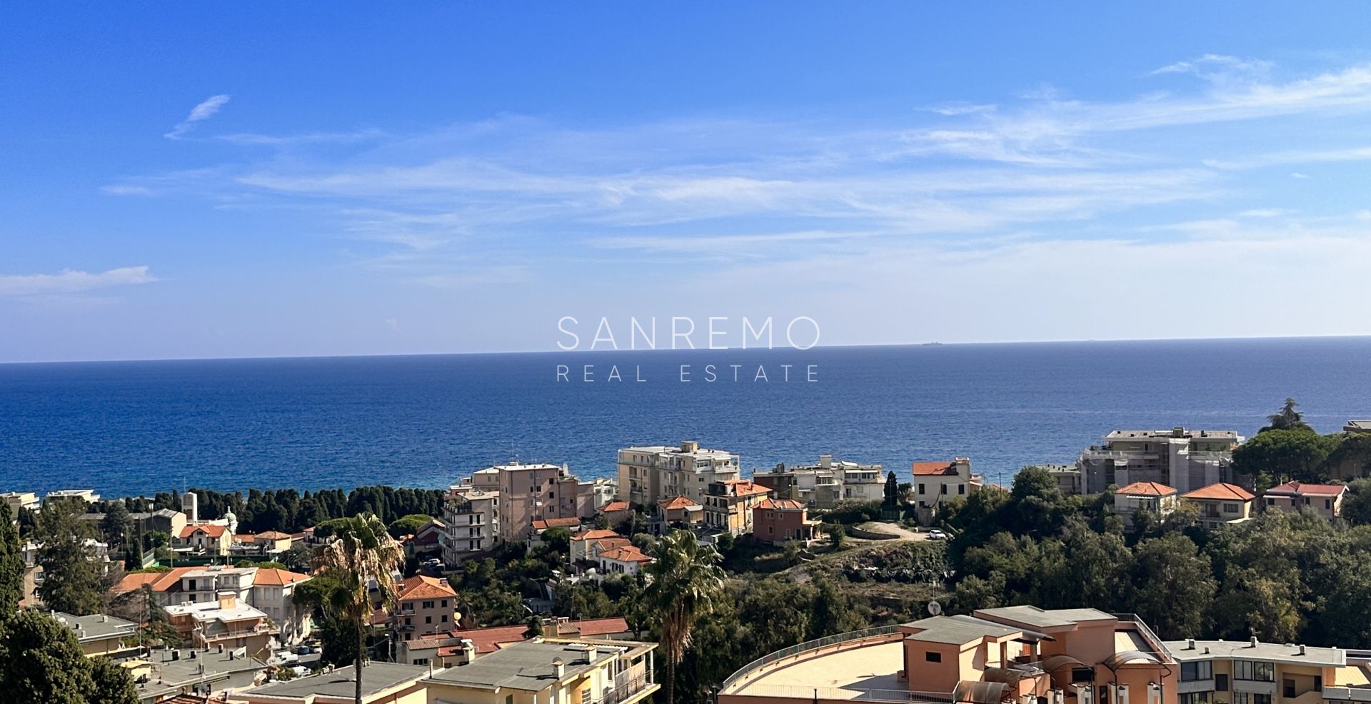 Penthouse in the Solaro area with excellent exposure and a beautiful sea view