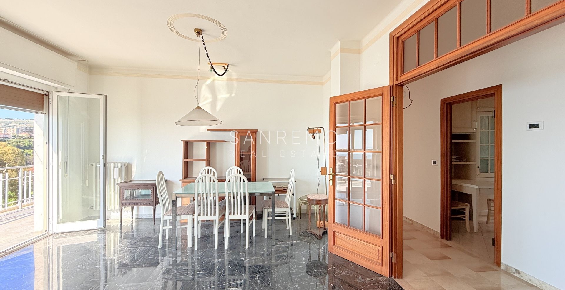 Penthouse in the Solaro area with excellent exposure and a beautiful sea view