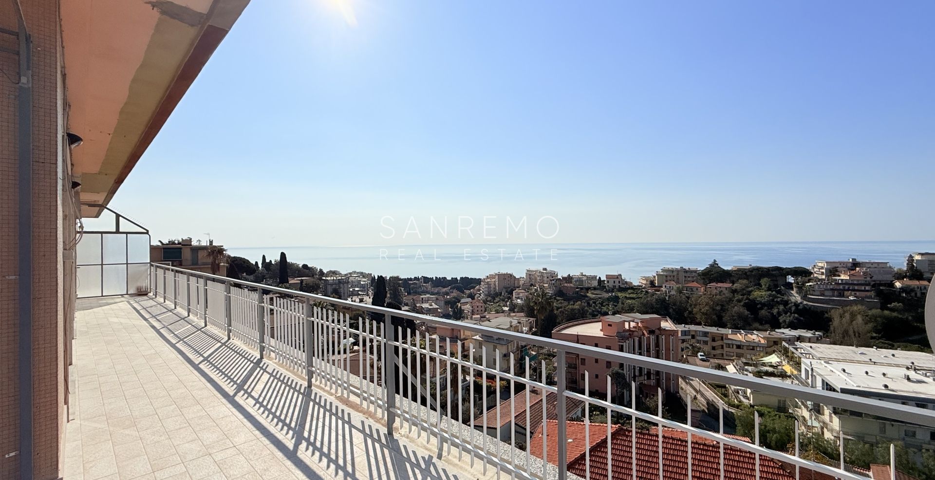 Penthouse in the Solaro area with excellent exposure and a beautiful sea view