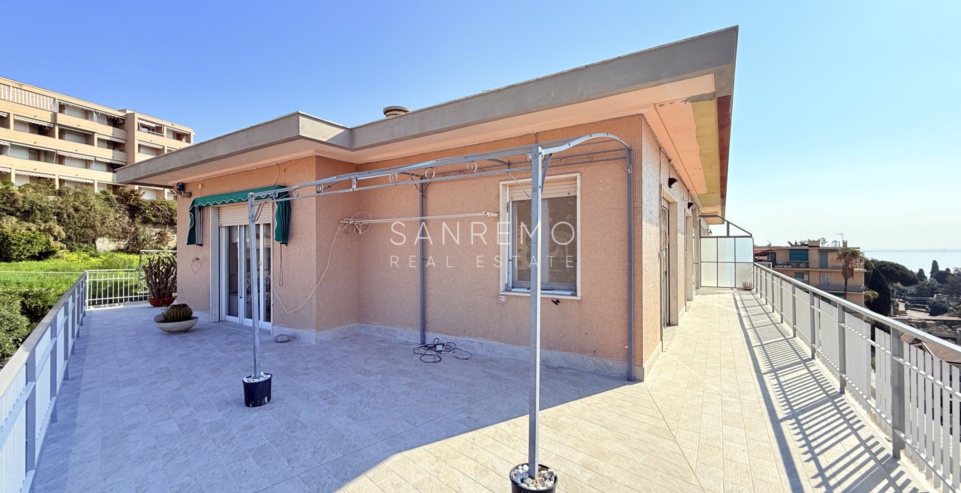 Penthouse in the Solaro area with excellent exposure and a beautiful sea view