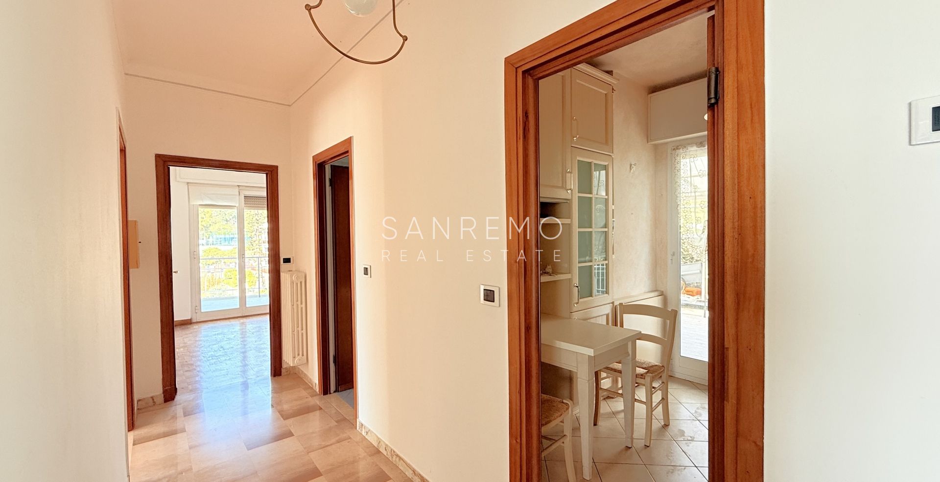 Penthouse in the Solaro area with excellent exposure and a beautiful sea view