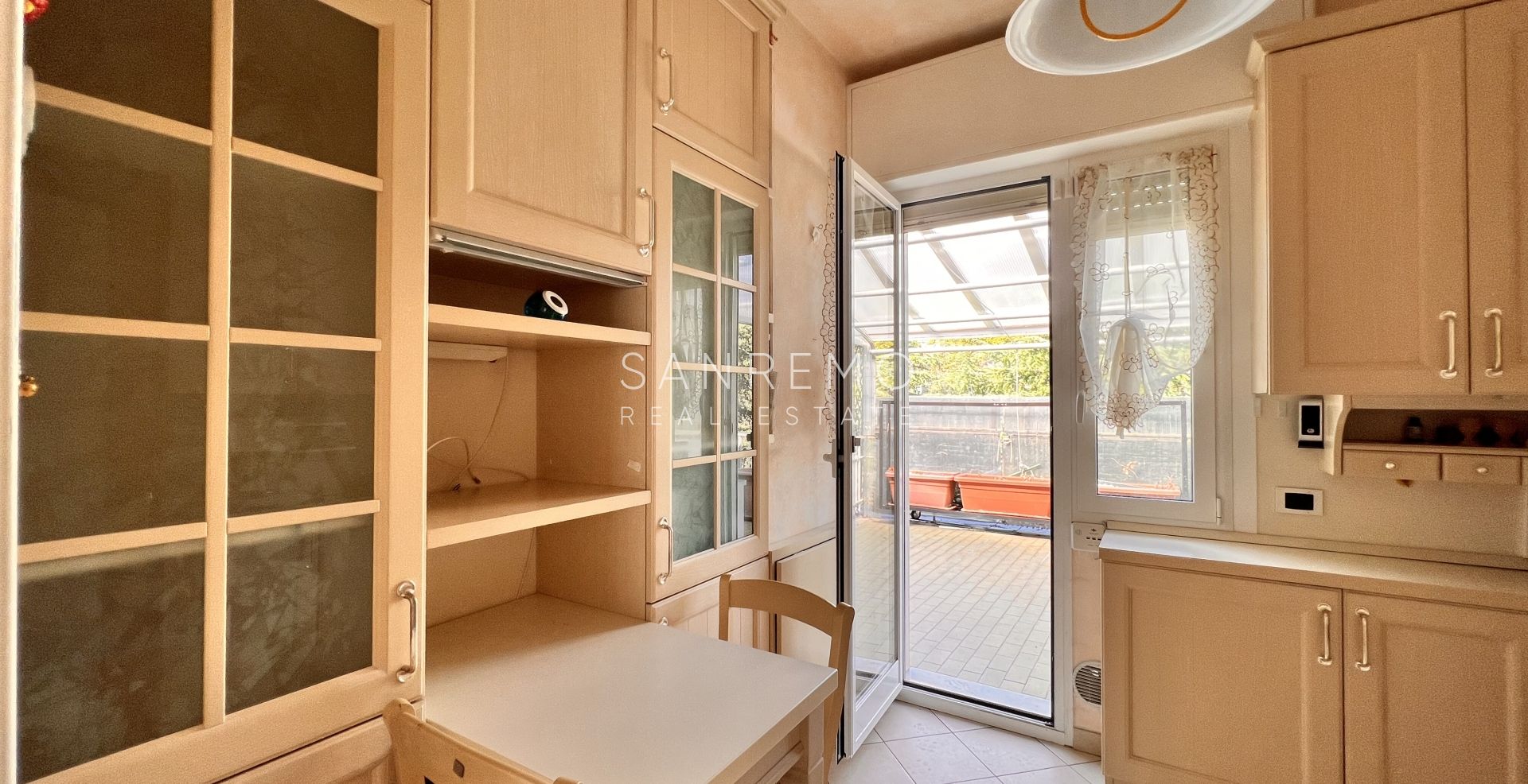 Penthouse in the Solaro area with excellent exposure and a beautiful sea view