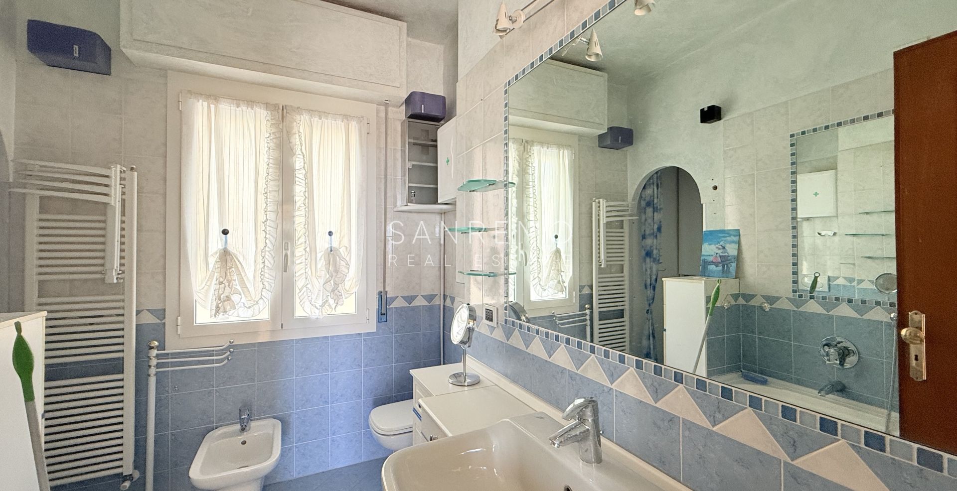 Penthouse in the Solaro area with excellent exposure and a beautiful sea view