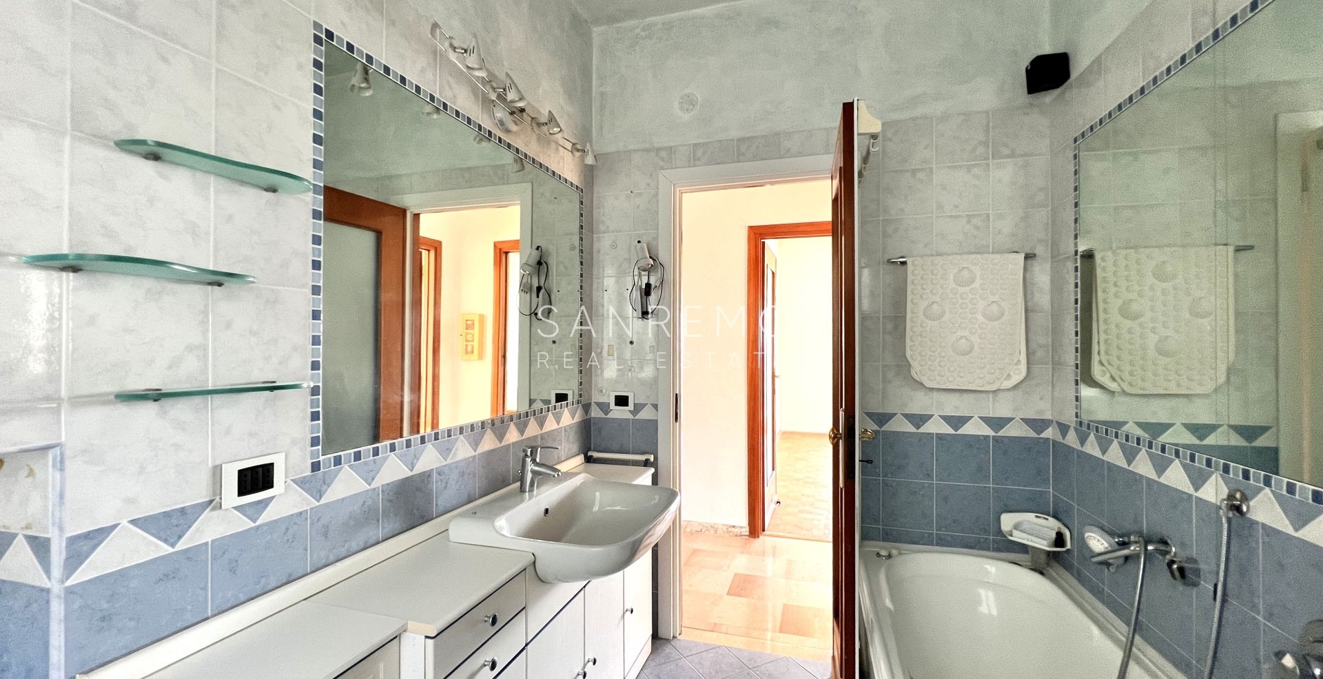 Penthouse in the Solaro area with excellent exposure and a beautiful sea view