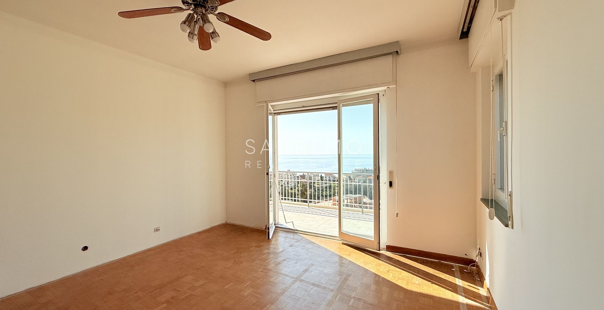 Penthouse in the Solaro area with excellent exposure and a beautiful sea view