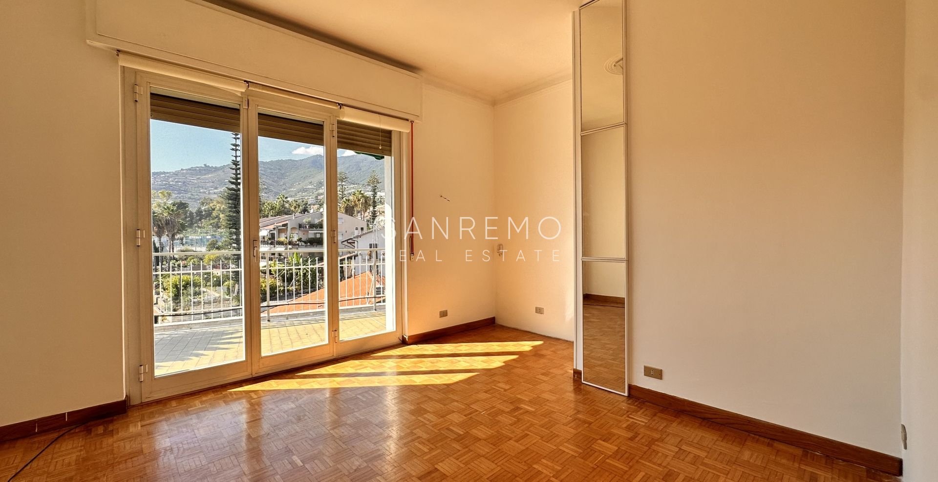Penthouse in the Solaro area with excellent exposure and a beautiful sea view