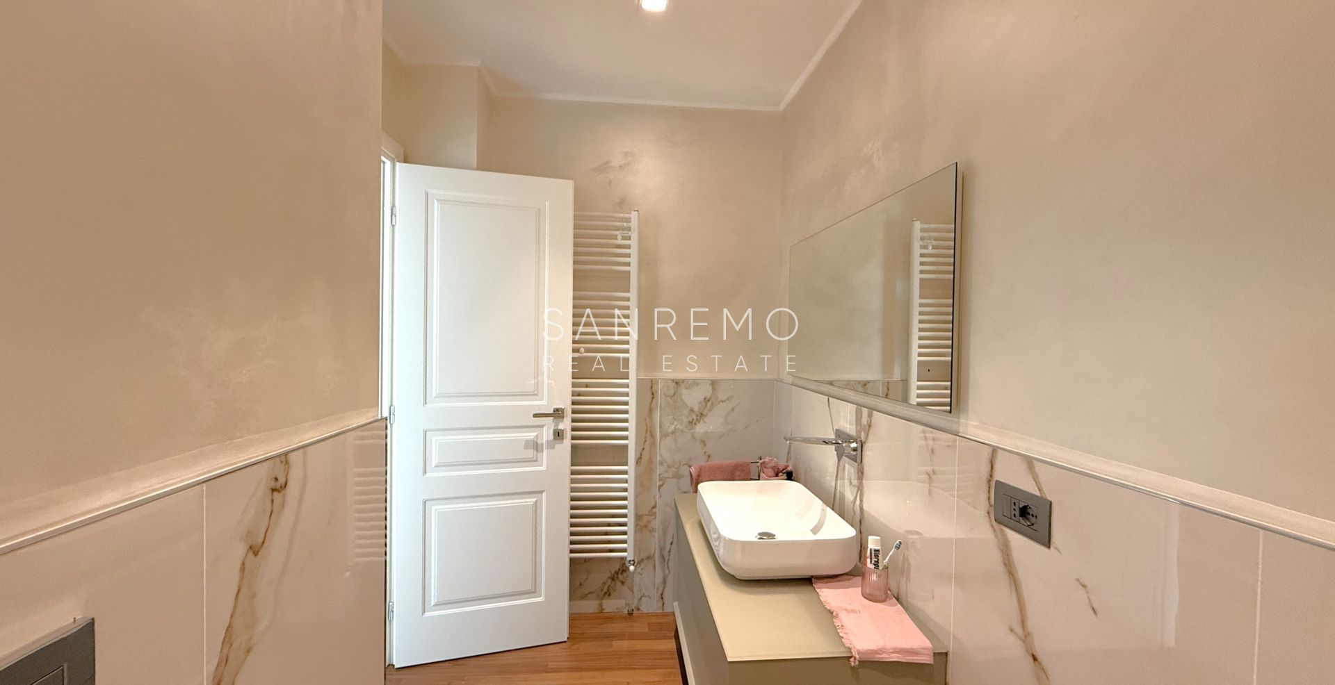 Bright 2 bedroom apartment with terrace and sea view