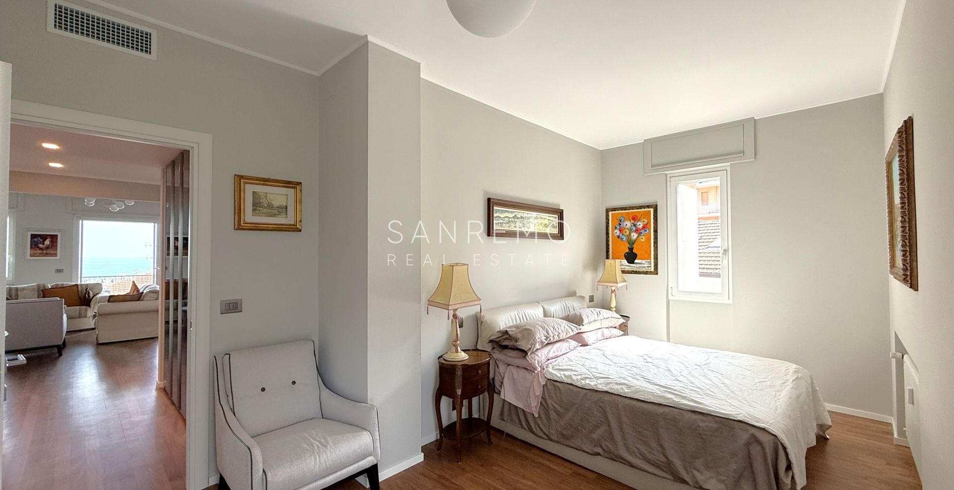 Bright 2 bedroom apartment with terrace and sea view