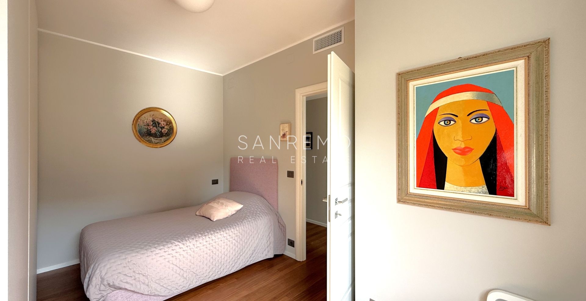 Bright 2 bedroom apartment with terrace and sea view