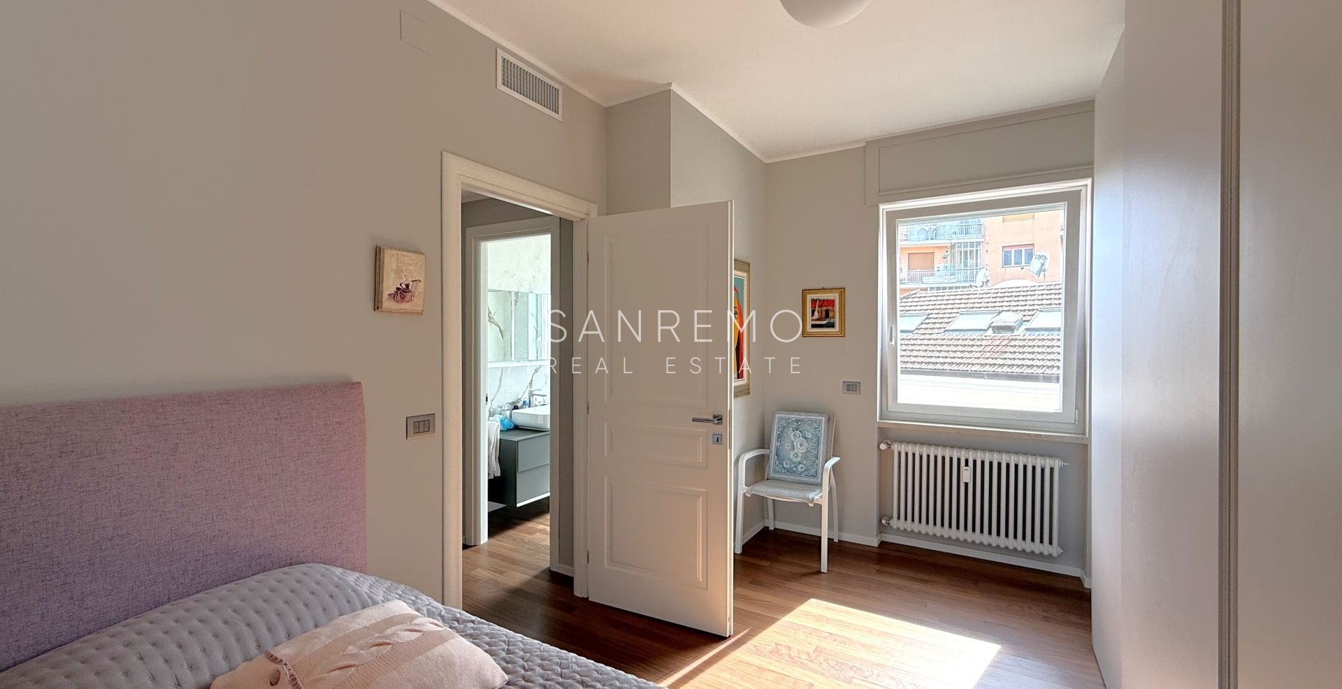 Bright 2 bedroom apartment with terrace and sea view
