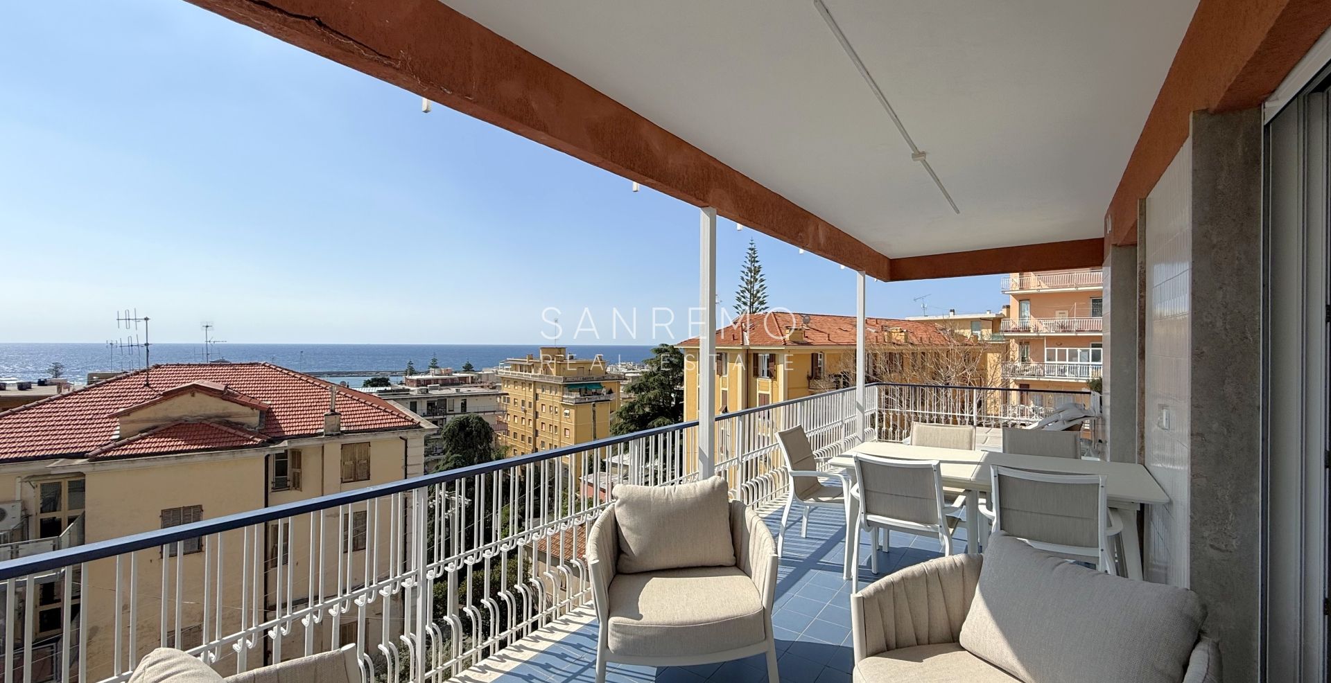 Bright 2 bedroom apartment with terrace and sea view