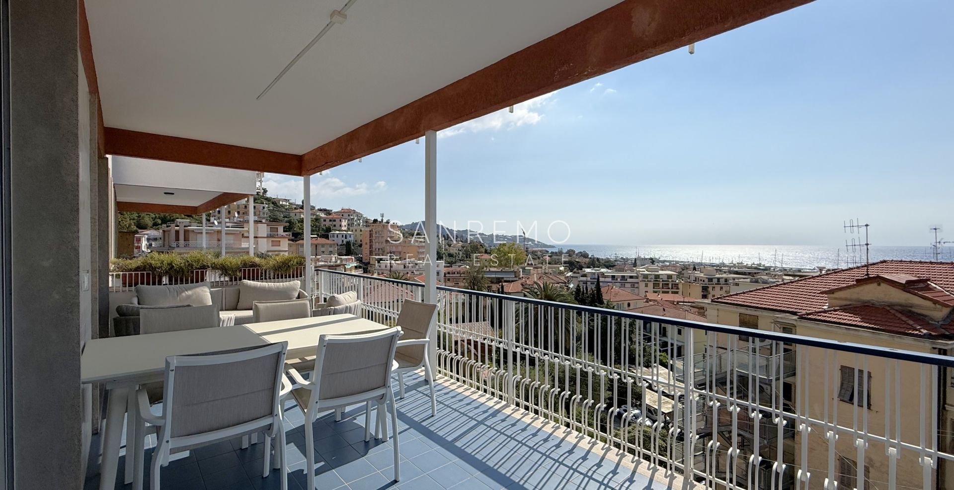 Bright 2 bedroom apartment with terrace and sea view