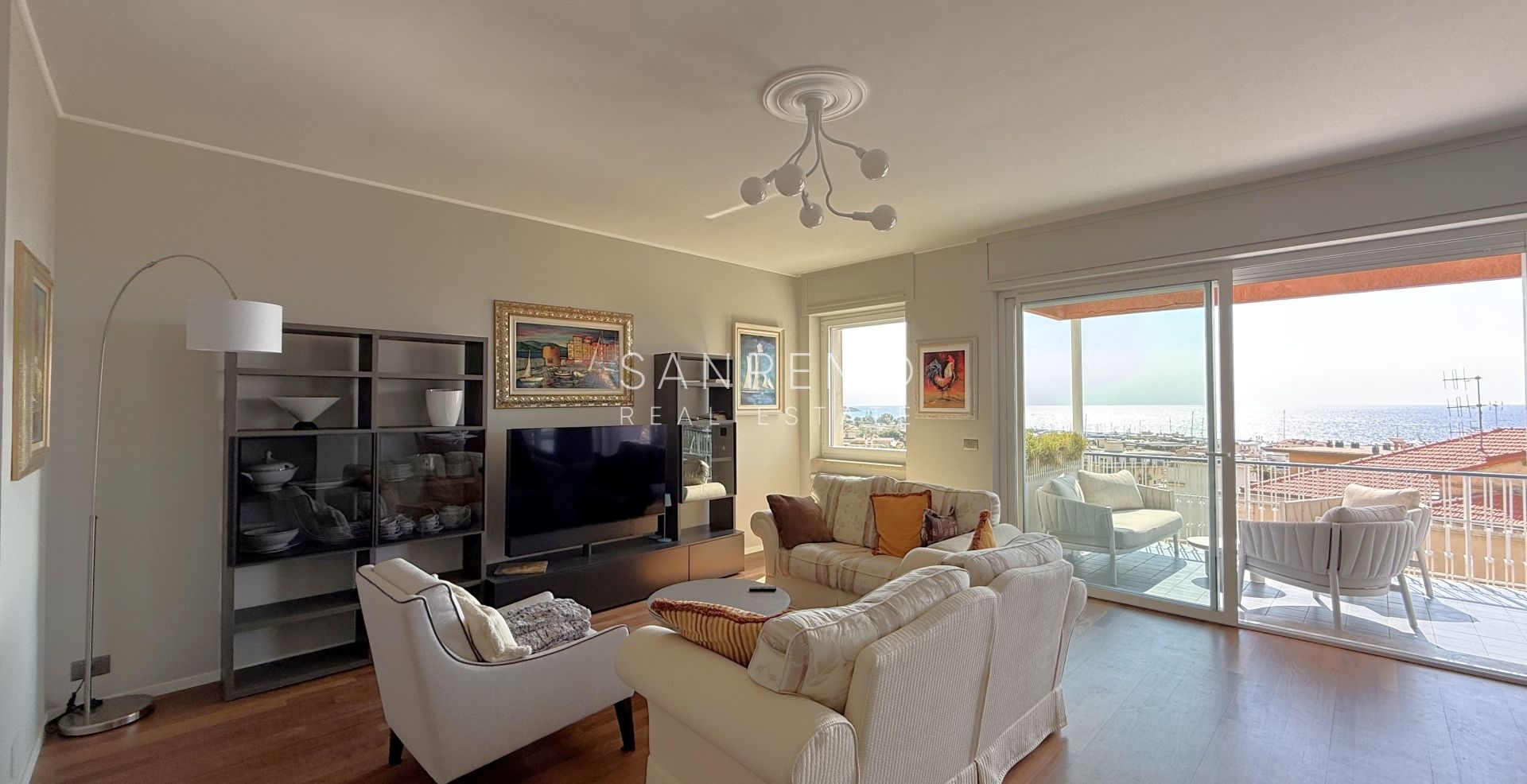 Bright 2 bedroom apartment with terrace and sea view