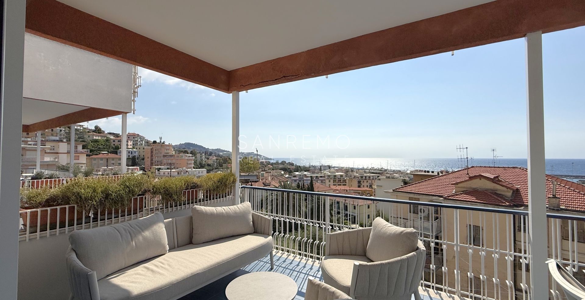 Apartment with excellent exposure, terrace, and pleasant sea view