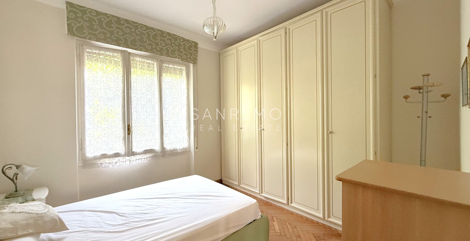 Apartment with terrace and sea view in a quiet and private setting
