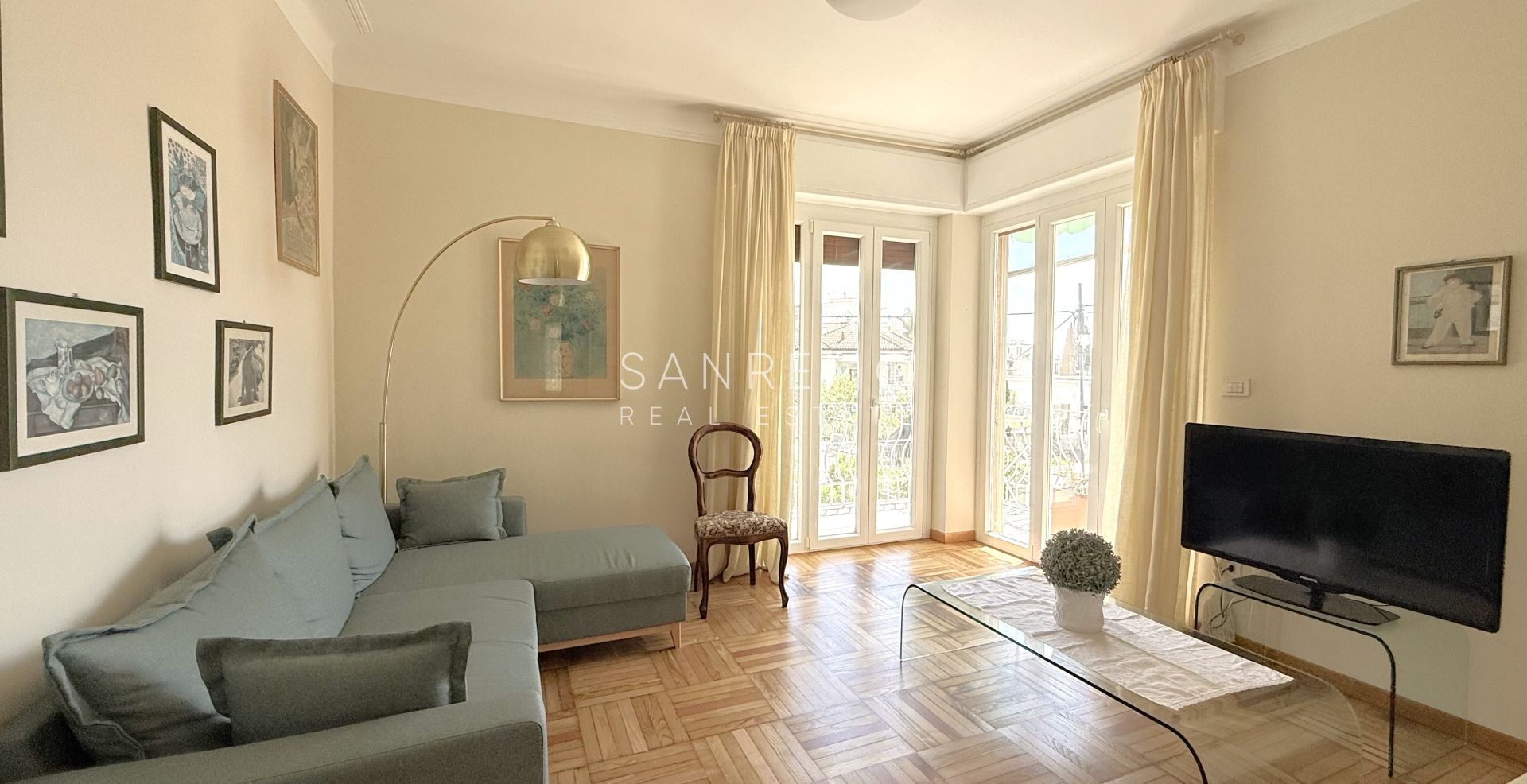Apartment with terrace and sea view in a quiet and private setting