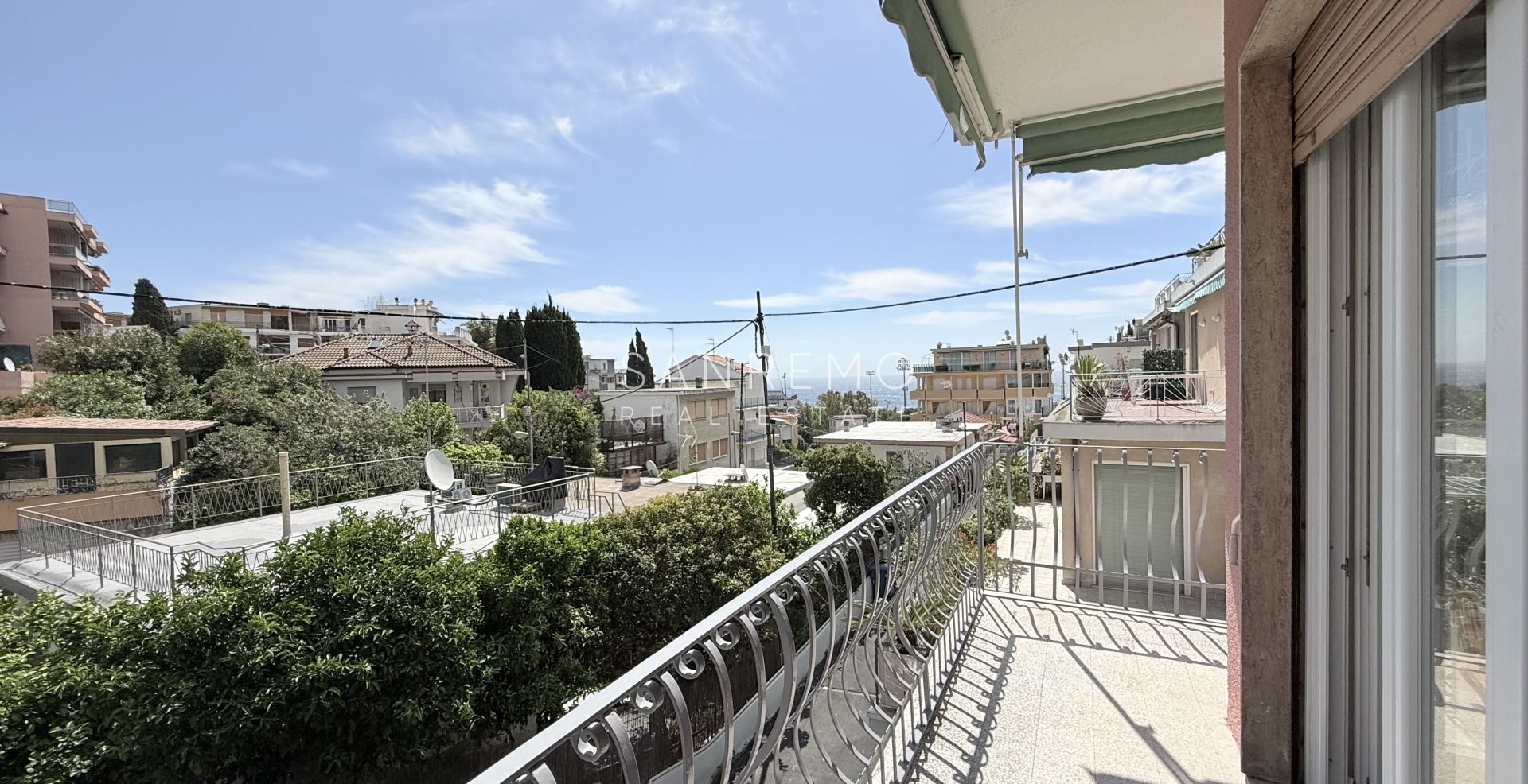 Apartment with terrace and sea view in a quiet and private setting