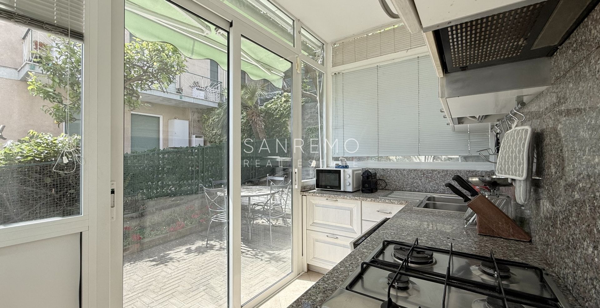 Apartment with terrace and sea view in a quiet and private setting